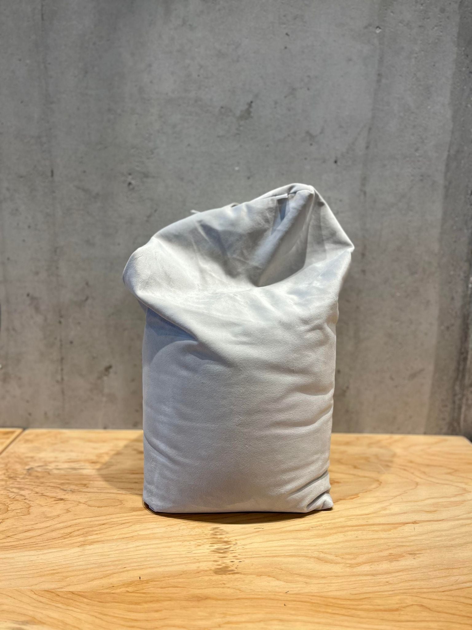 Être Coussin d&#39;allaitement Allaitement Être par La Boutique Planète Bébé et Cie. Gris  